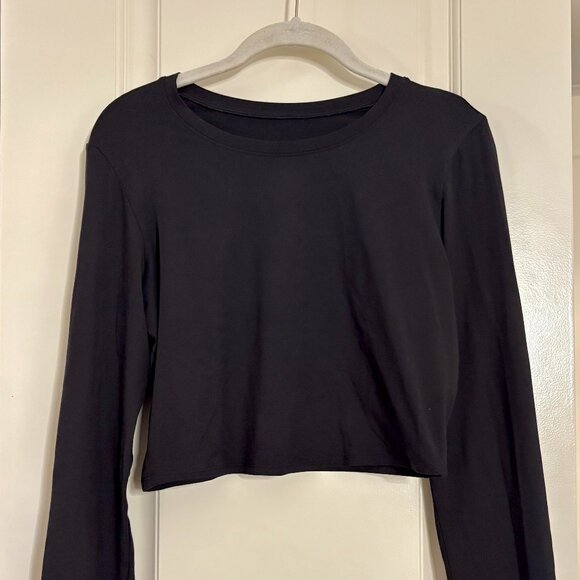 ALO Long-Sleeved Cropped Black Top. - Picture 2 of 2